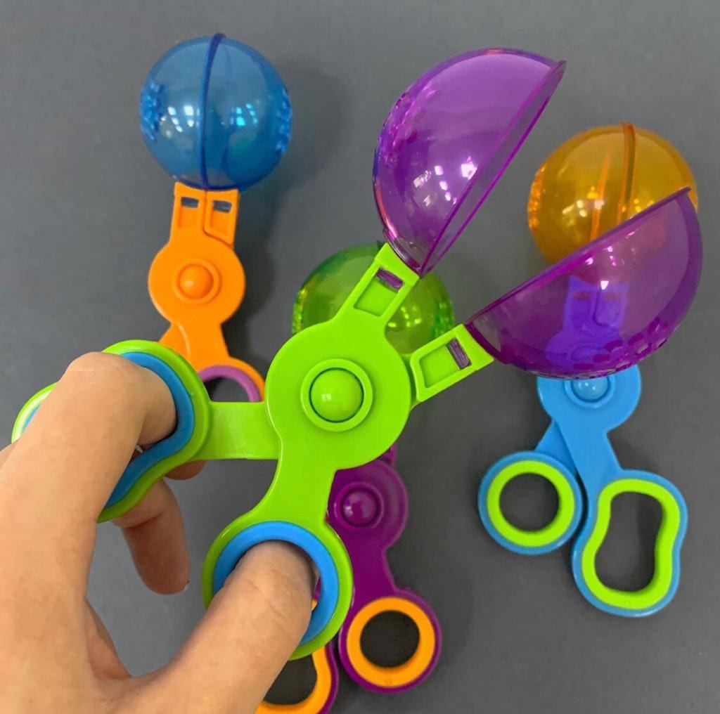 מספריים עם מיכל